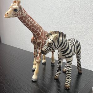 2 Zoo Animals Schleich Baby Figures – Giraffe & Zebra Foal (Retired)